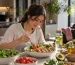 بانوی ورزشکار در حال مصرف وعده غذایی سالم و متعادل